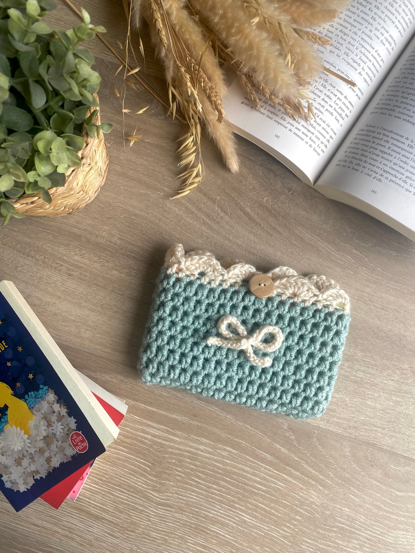 Pochette de lecture crochetée - livre de poche