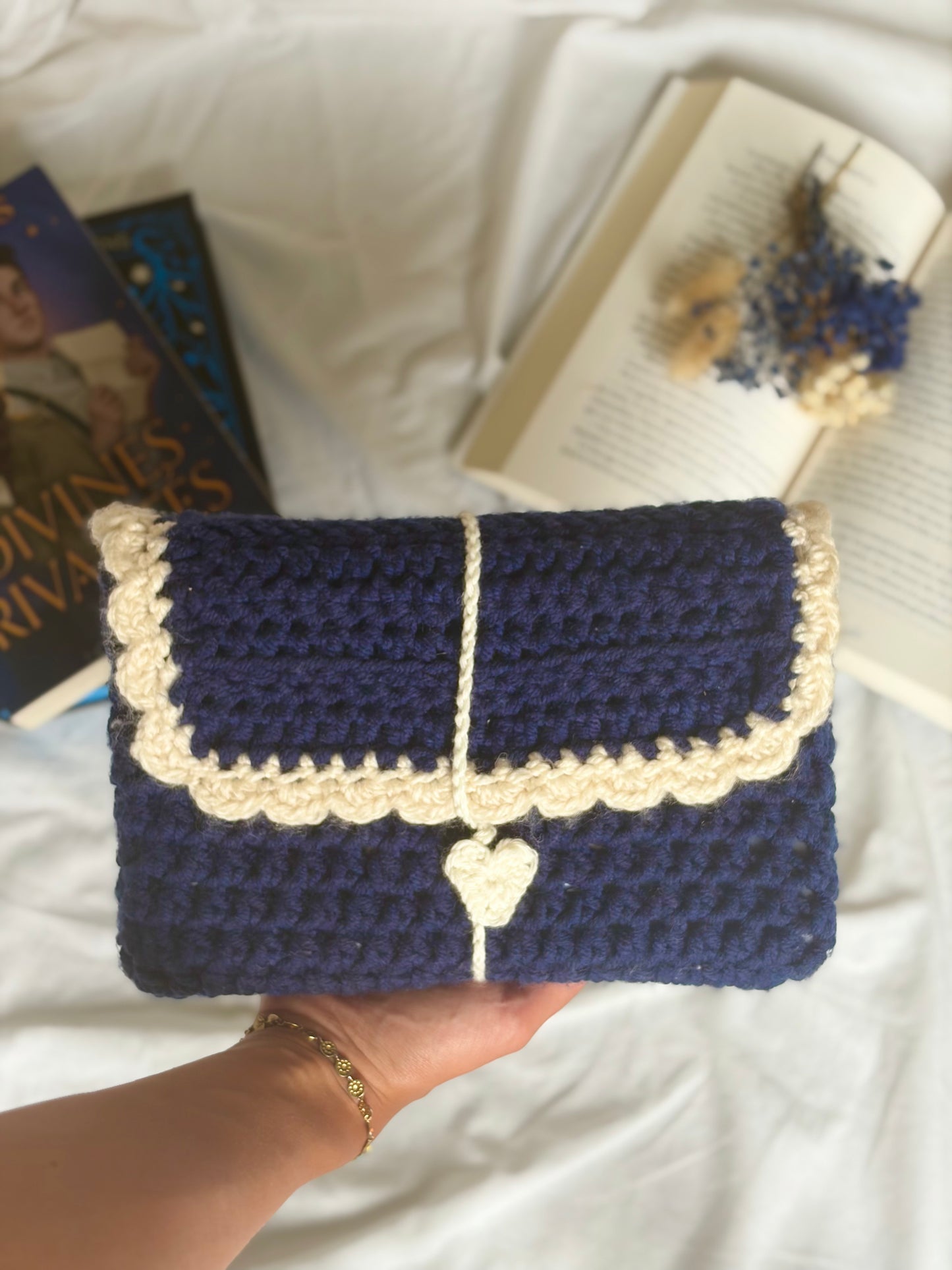 Pochette pour broché en crochet bleu rabat