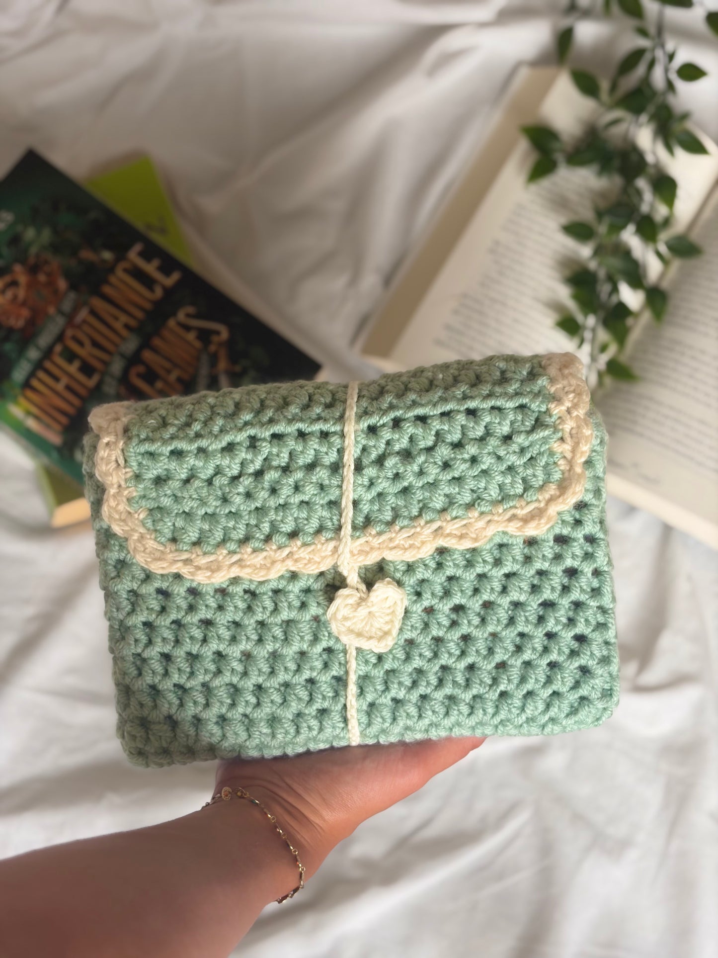 Pochette pour broché en crochet vert rabat